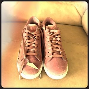 Women Nike Tennis Shoes